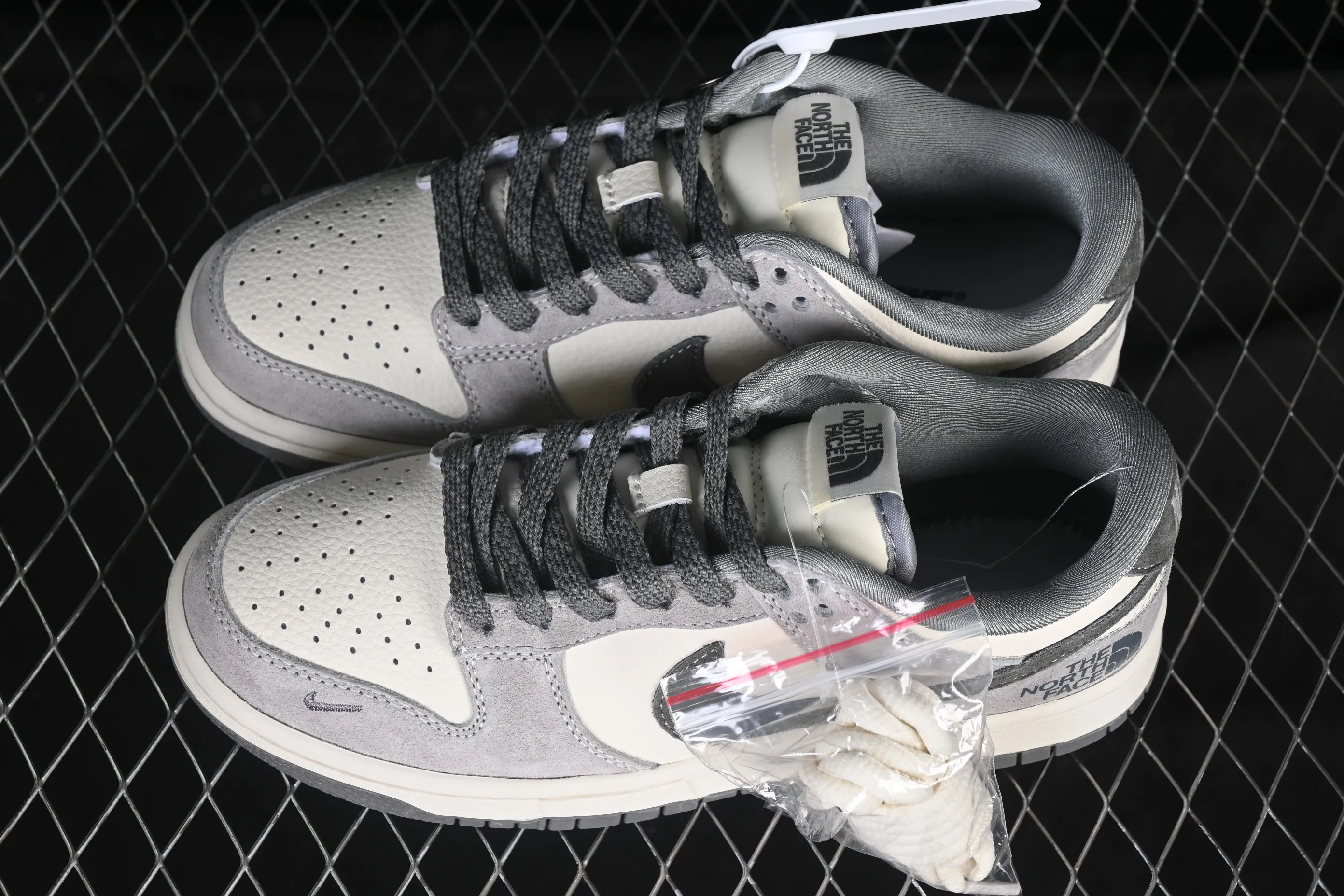 All categories Nk SB Dunk Series Nk SB Dunk Low High-end customized low-top sneakers Nike SB Dunk Low North Face co-branded rice gray pig eight leather Anniversary high-end customized low-top casual sneakers DN3168-008